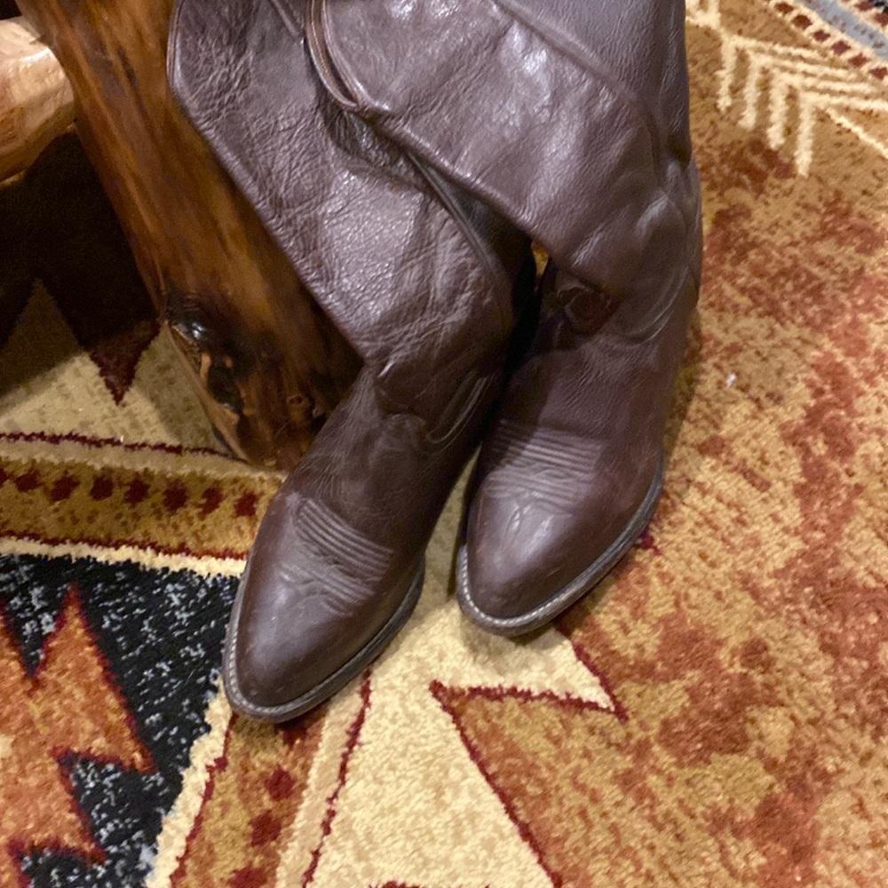 Women’s size 8 brown Tony Lama boots. Great condition.